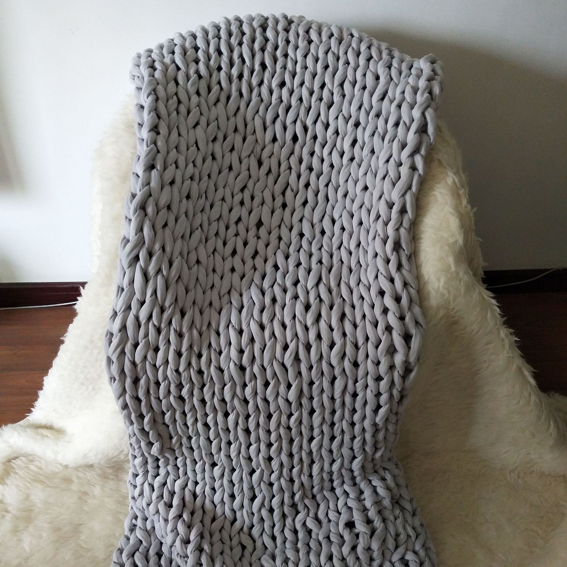 Hand-Woven Weighted Gravity Blanket – Chenille Chunky Knit for Stress Relief