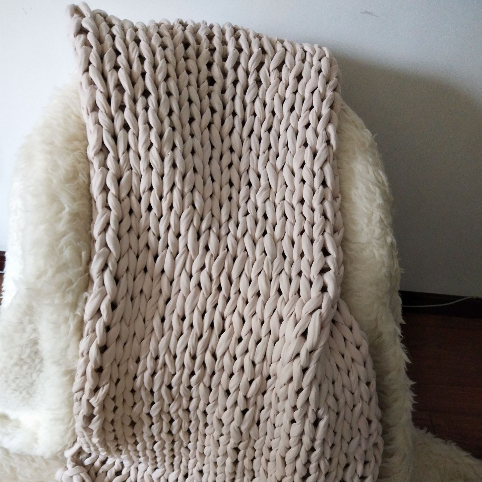 Hand-Woven Weighted Gravity Blanket – Chenille Chunky Knit for Stress Relief